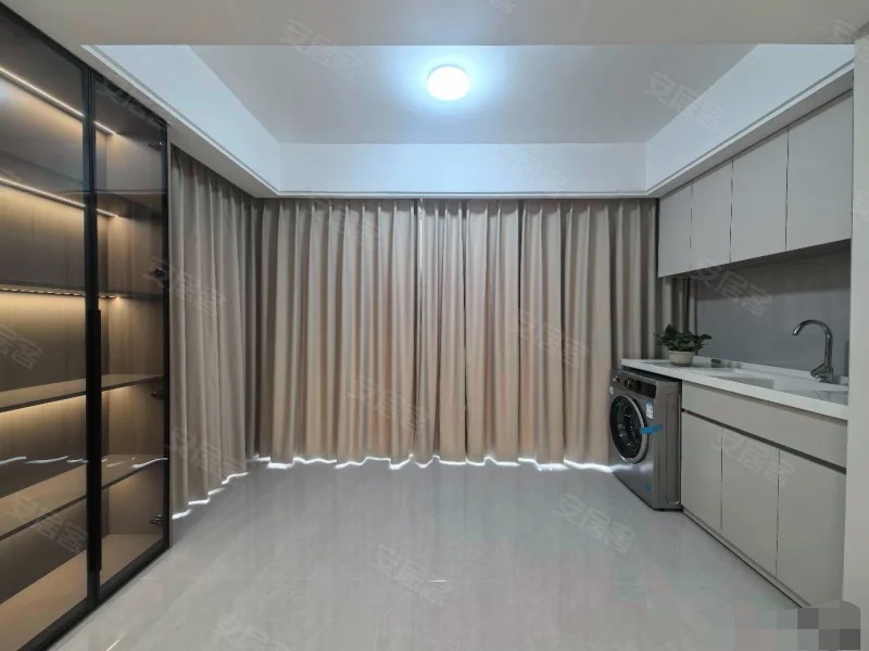 城南，御湖世家，大边户，单价5800，精装三房，送家具家电，9.9成新，一天未住