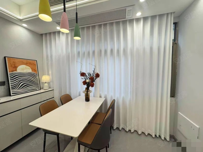 降价了，商城附近，步梯好楼层​，三楼，全新精装三房二卫，出门就是江滩公园，证满二年