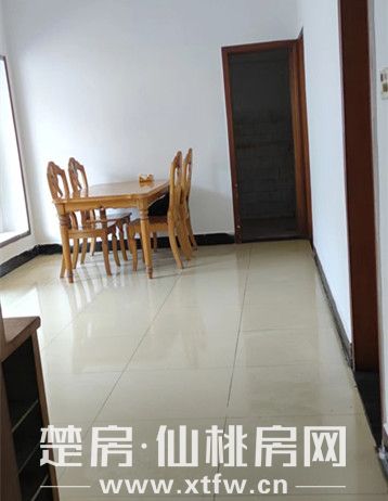 四中正对面，出校门就到