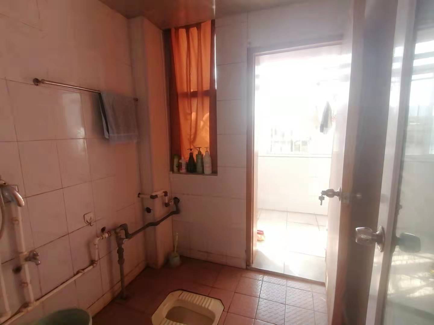 经纬楼步梯4楼精装修有大院子带地下室旁边龙华山对面中学证满2年