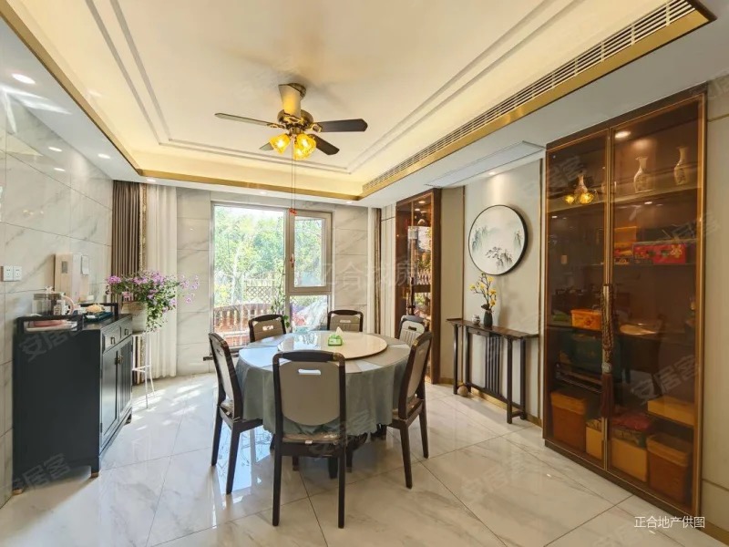 房东诚心出售，绿地香格里拉，一二楼复式​带花园洋房，有车位，