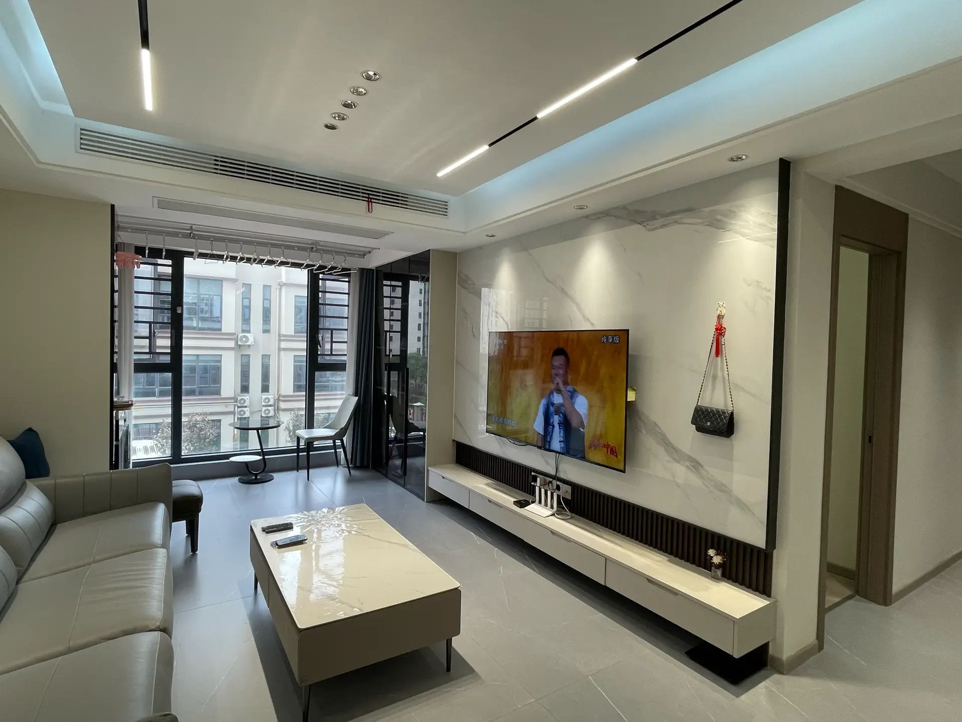 急售，城南，蓝天白云，全新精装三房两卫，证满二，