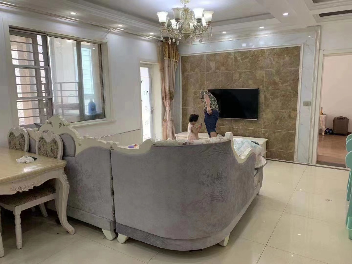 森林国际城精装大三房出租，家里成色非常新，拎包入住