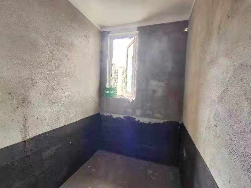 森林国际四房毛坯中间楼层湖景房！