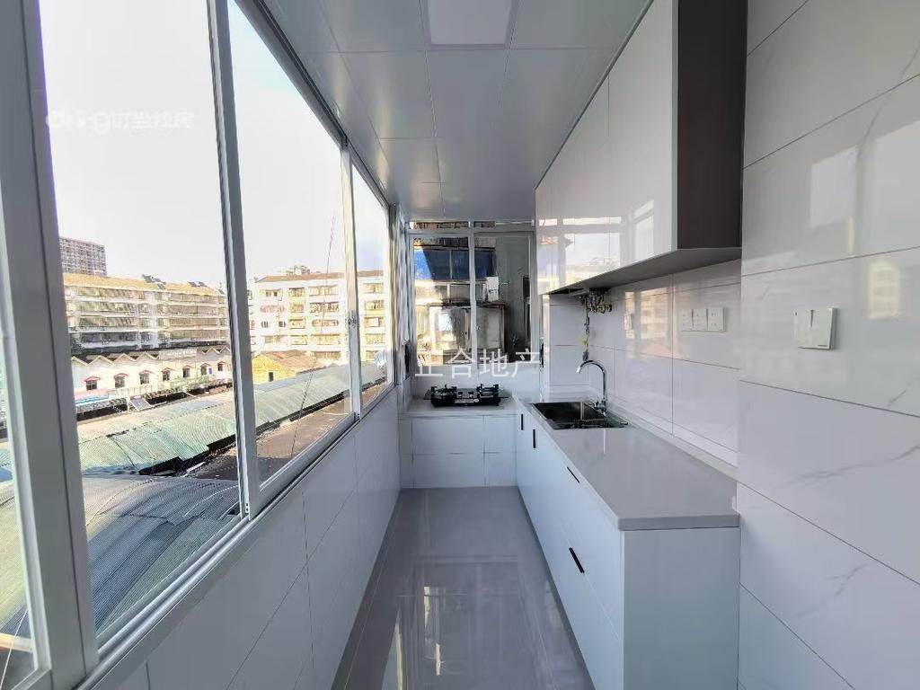 商城附近，仙源酒店旁，步梯中层，有证，全新装修，精装三房，南北通透