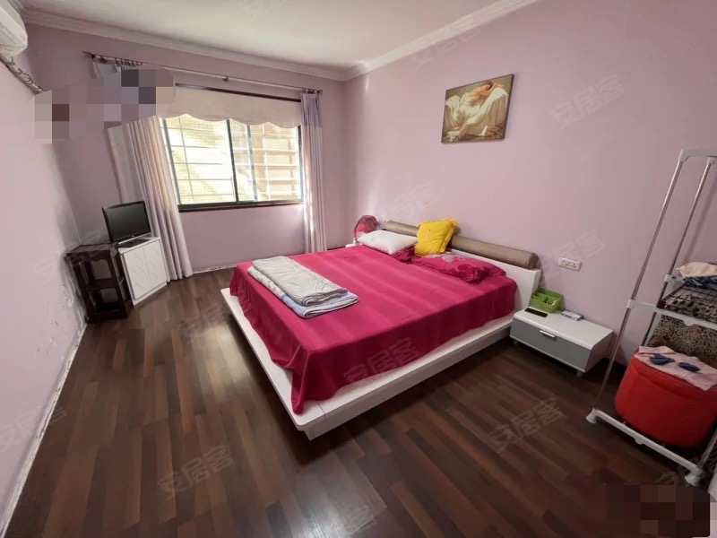 武商附近，步梯3楼，龄新，精装3房2卫，单价3000，成色新，南北通透