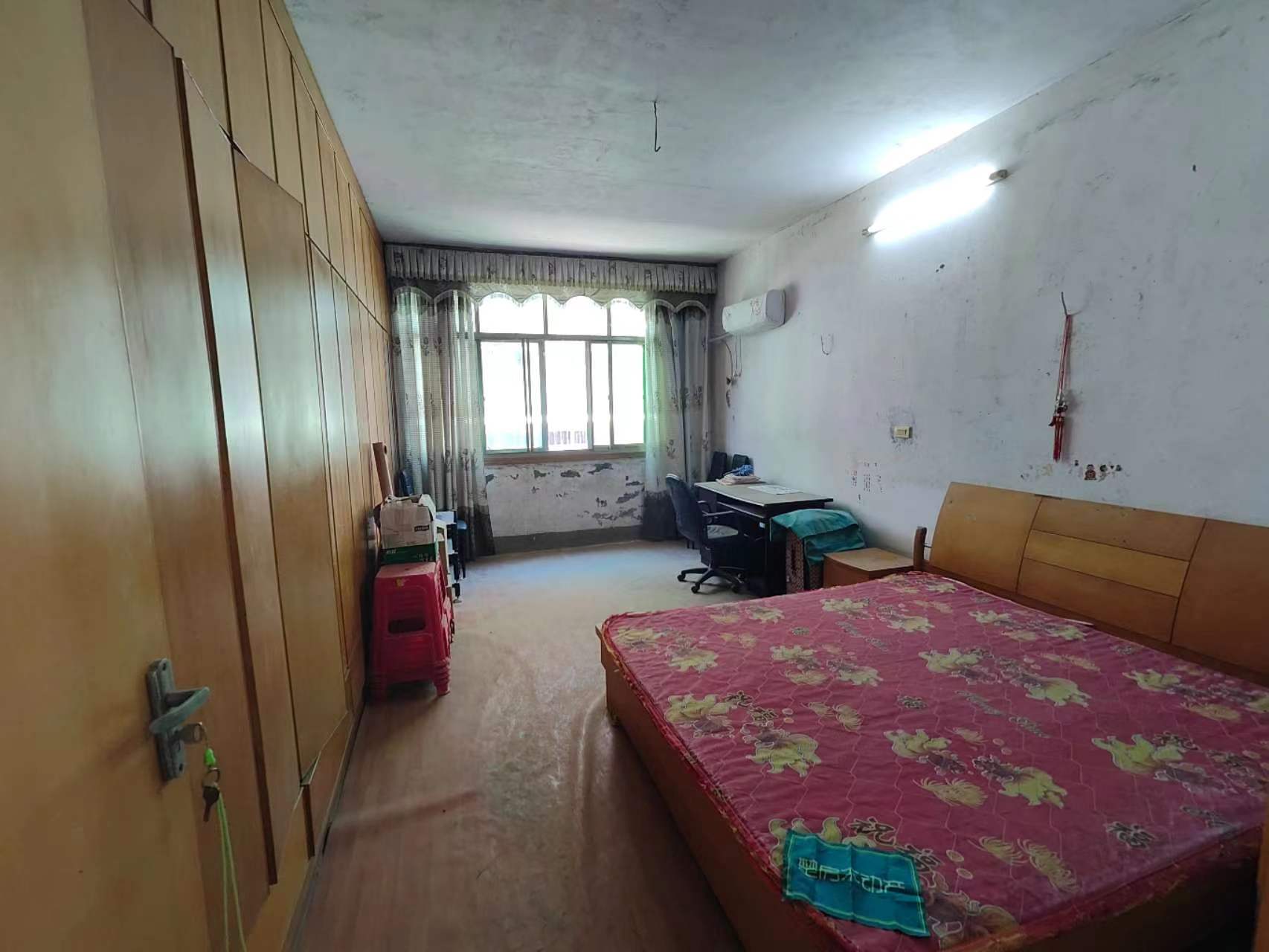 私房两间四层，另带隔热层400平只要55万，户型南北通透采光好的很生活配套成熟交通方便！