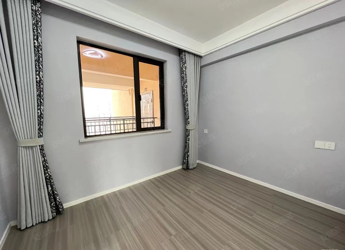 46，业主亏本出，城南，全新精装大三房，双阳台好楼层，证满二