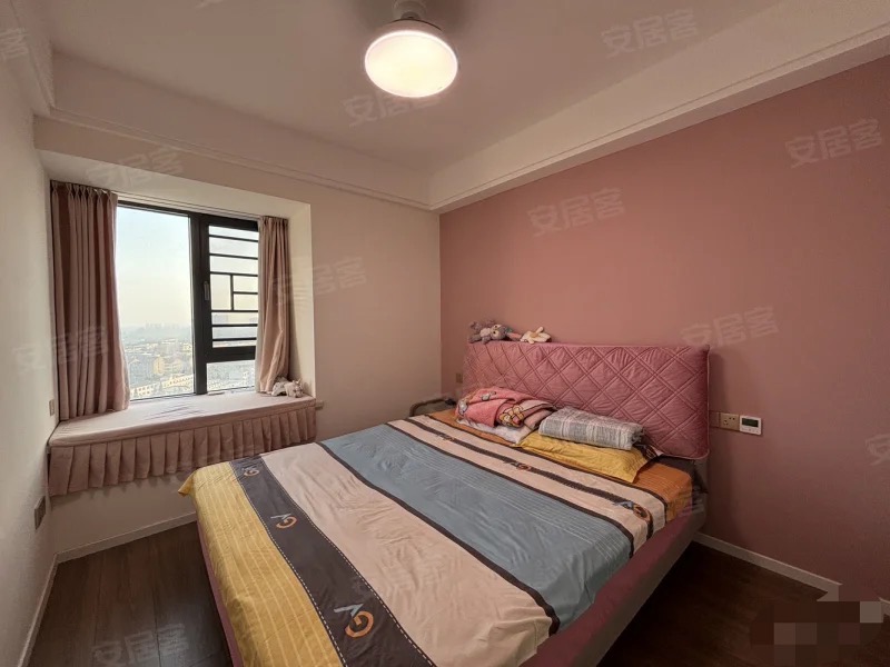 降价了，，业主急卖，御湖世家，业主亏本出售，精装三房两卫，9.5成新！送车位，品牌家电，全屋中央空调