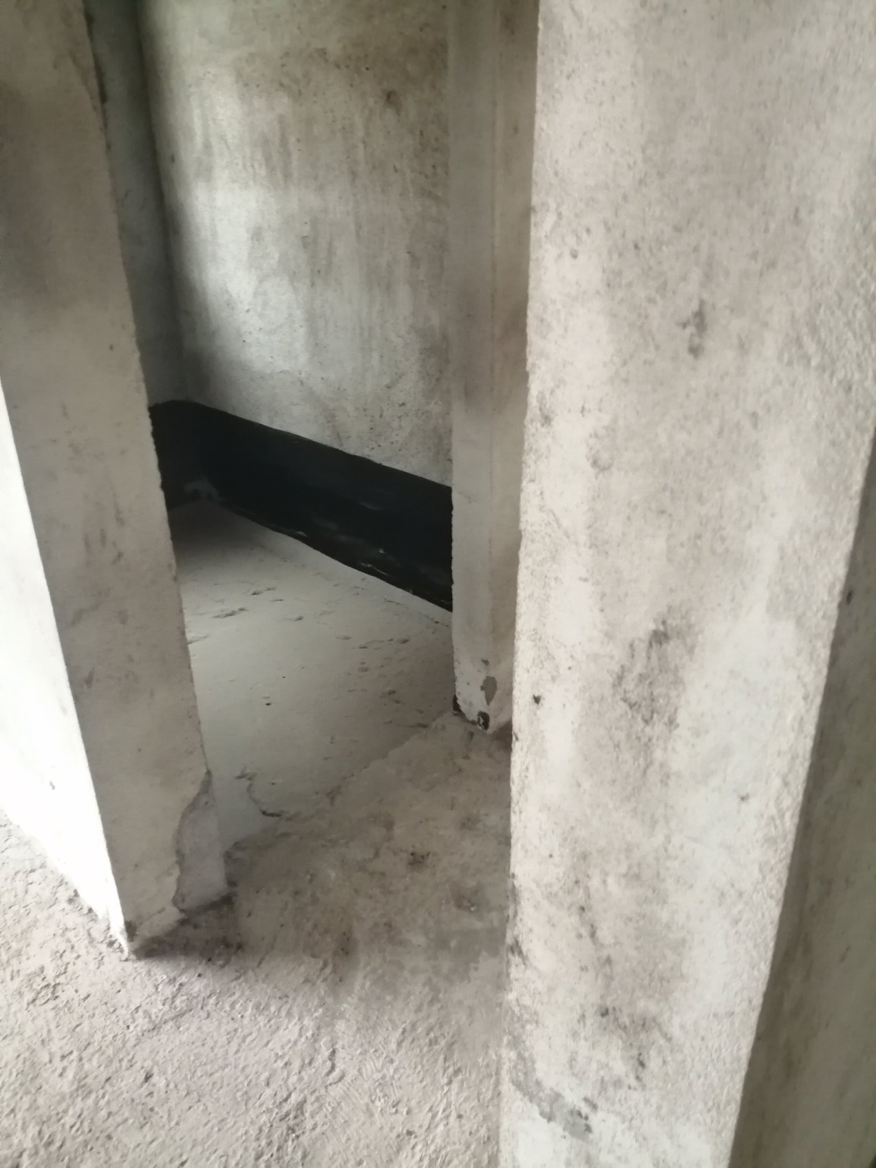 新城一号二期毛坯边户，南北通透，证满二