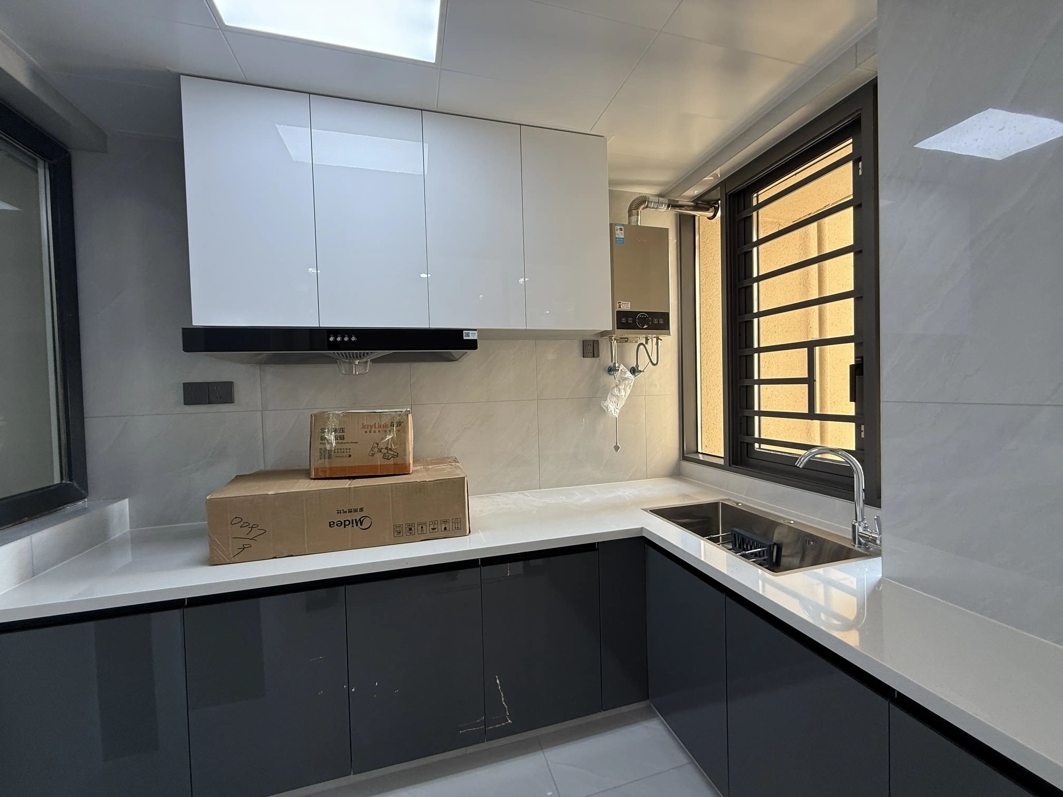 城南，元泰未来城B2区。全新装修，精装三房二卫，湖景房，中间好楼层，