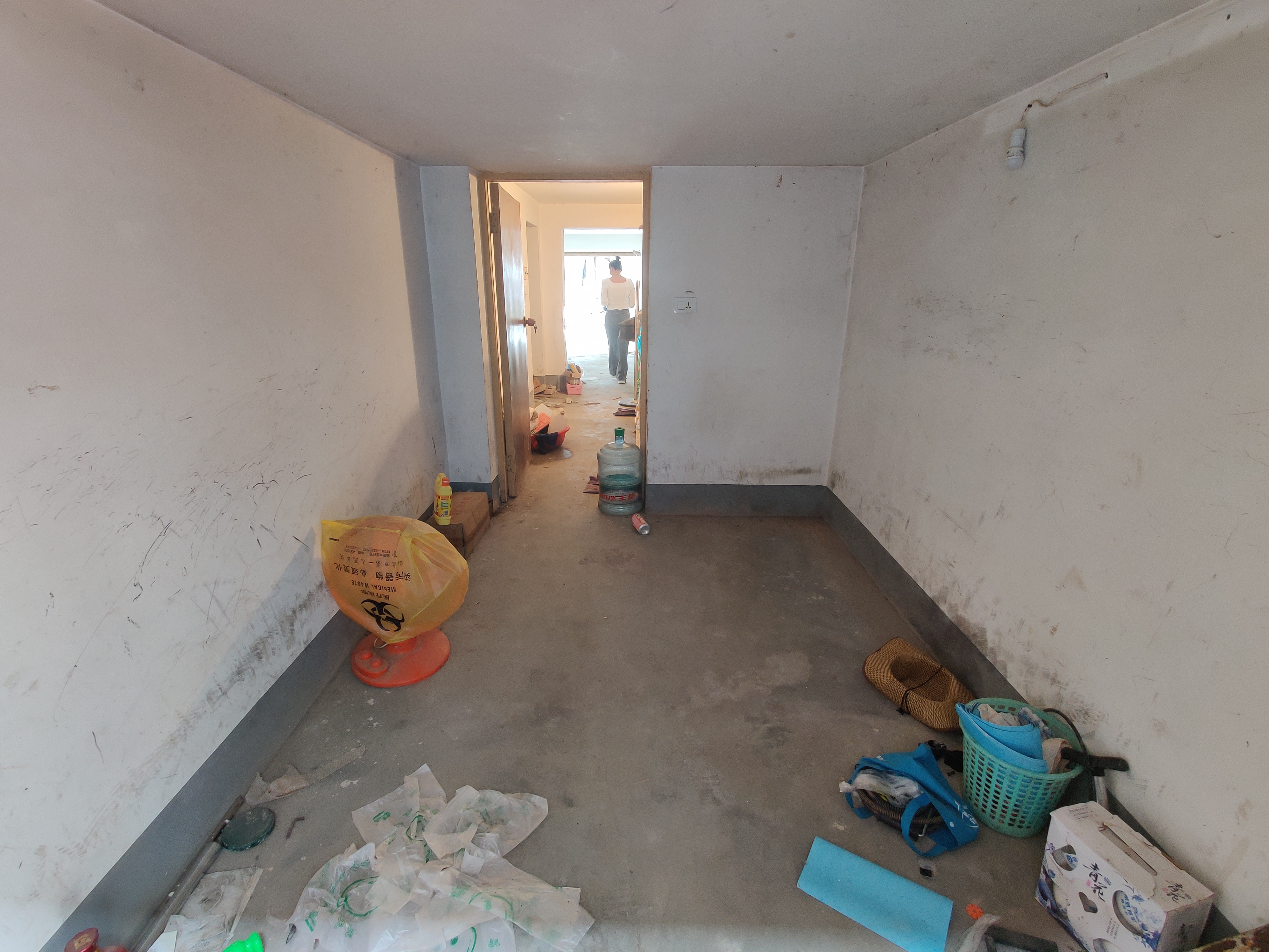 新村河东街 栋单元楼一梯一户大平层带地下室车库 立水电有卫生间