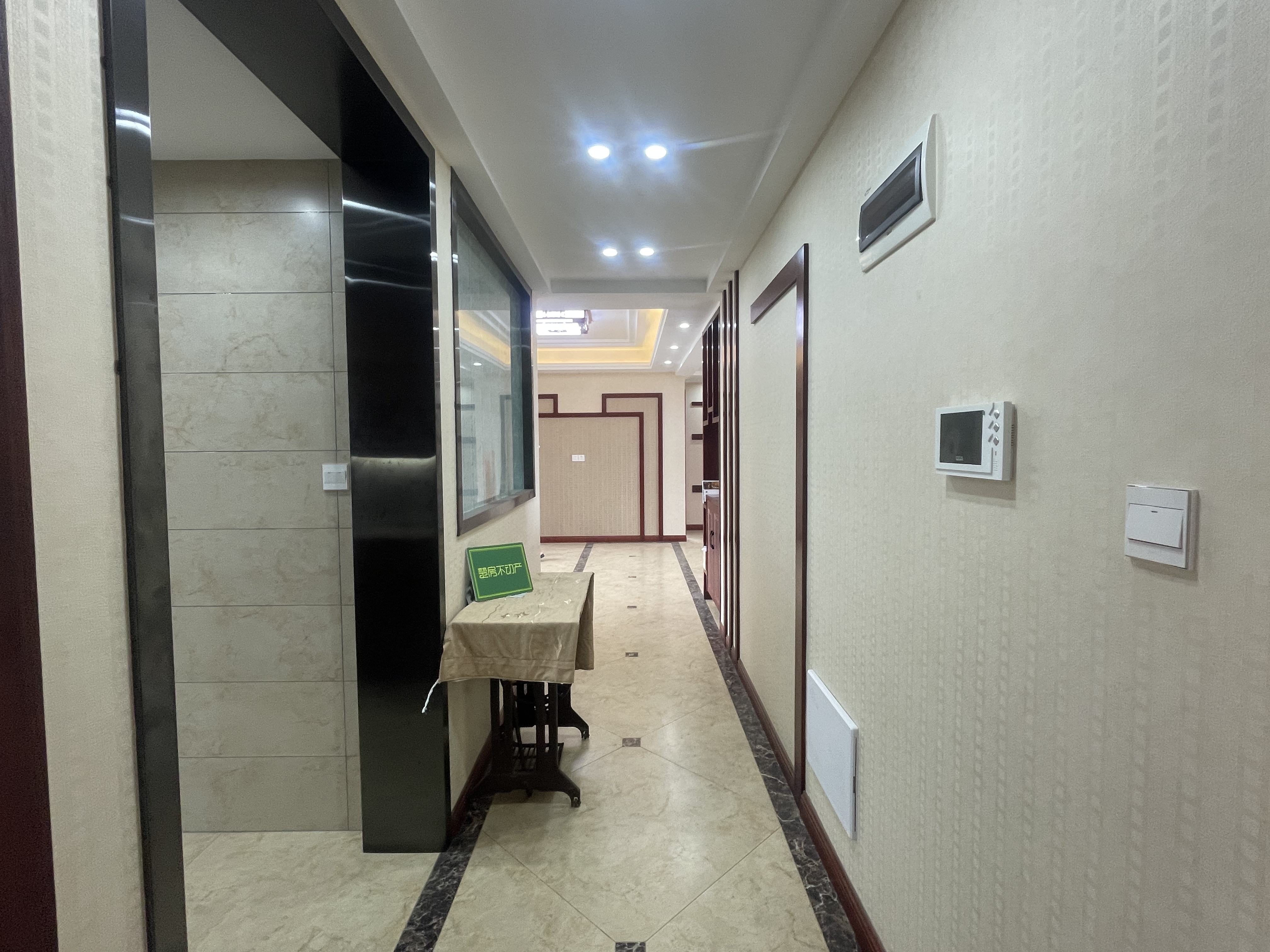 颐和公馆.菜场.大三房.实木装，中央空调.南北通透.满二