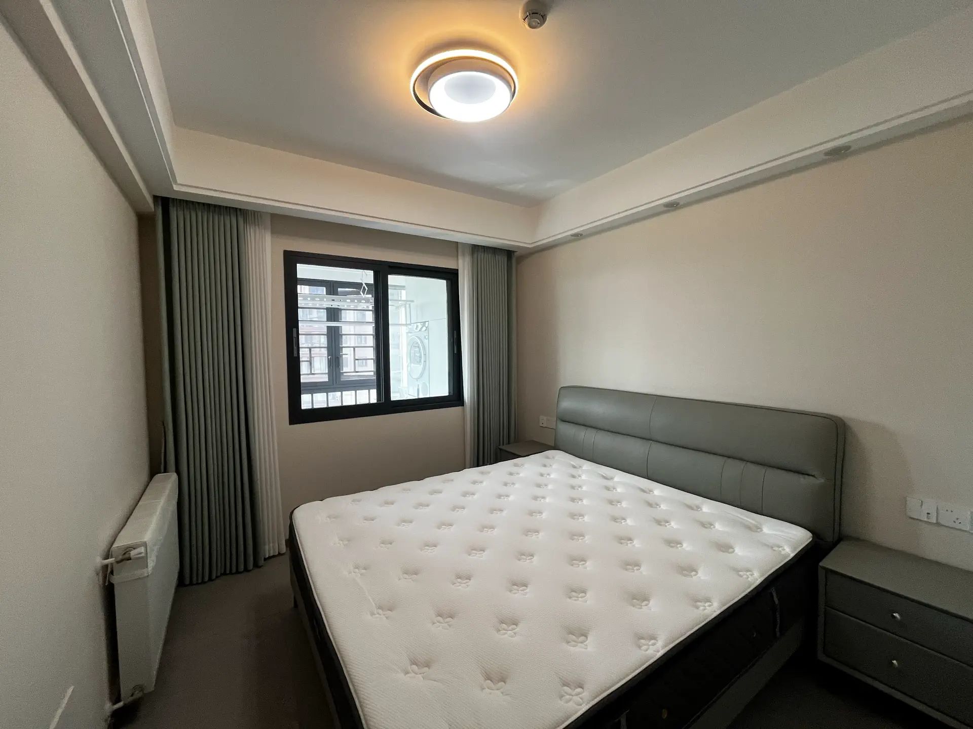 蓝天白云，精装四房‬两卫，‮阳长‬台，好楼层，全‮品屋‬牌定制，带‬暖气片，证满二