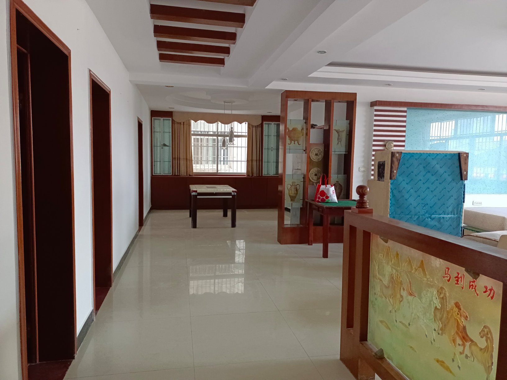 对面是富迪，好楼层，南北通透， 是送地下车库， 售70万元