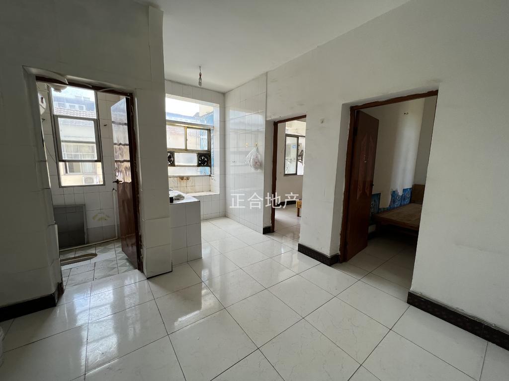 沔中旁边，步梯4楼，两证齐全 总价16.8，房龄很新