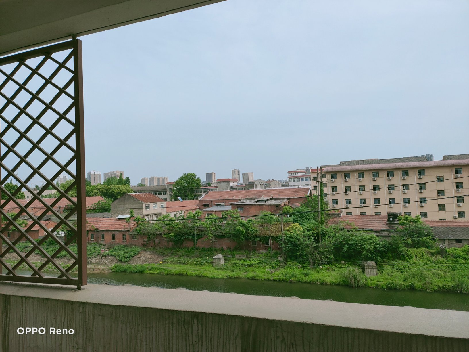 水云间131平电梯，赠送双超阳台湖景房。可任意豪装。