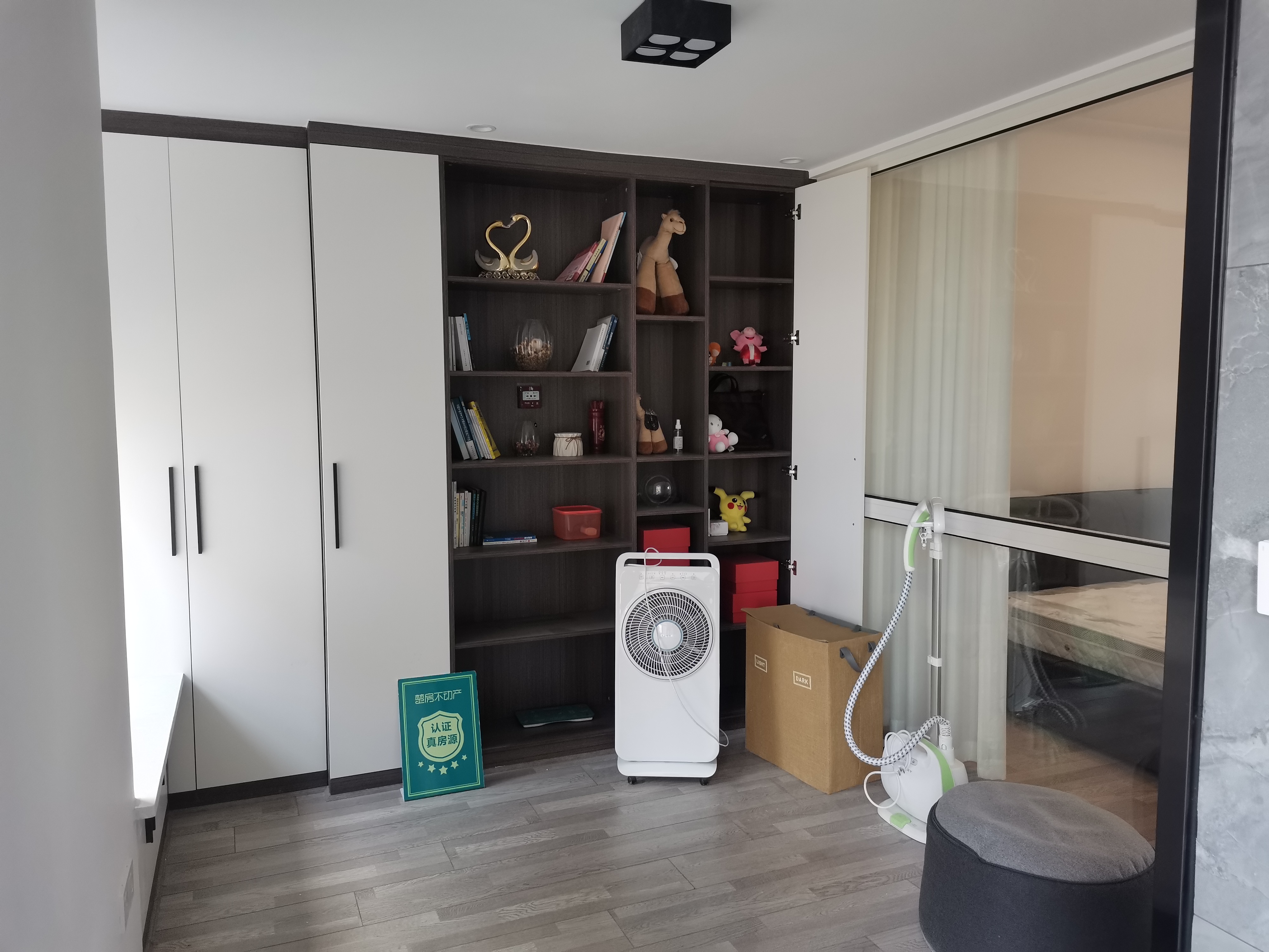 元泰未来城全新装修四房中间楼层看房方便房东诚意出售