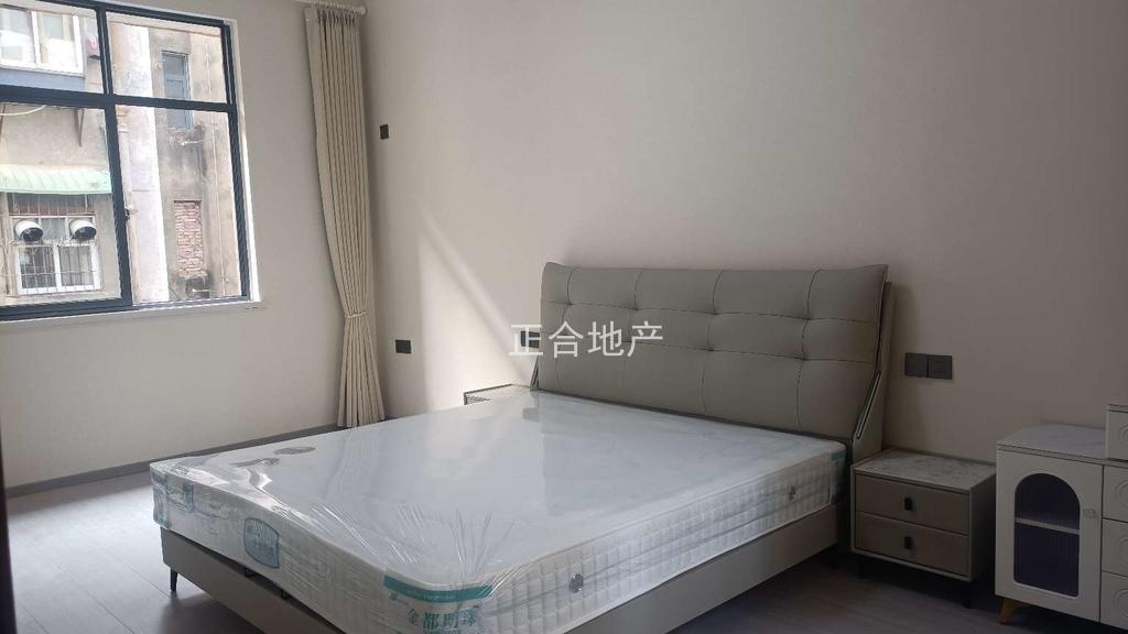 诚心出售，仙桃商城，三中旁，步梯三楼，全新装修，精装三房，采光好，老证过户