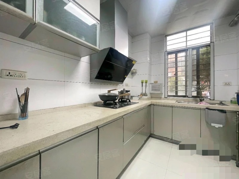 急售，1楼带院子，城南大小区，明珠豪庭。精装四房，电梯洋房，元泰三中