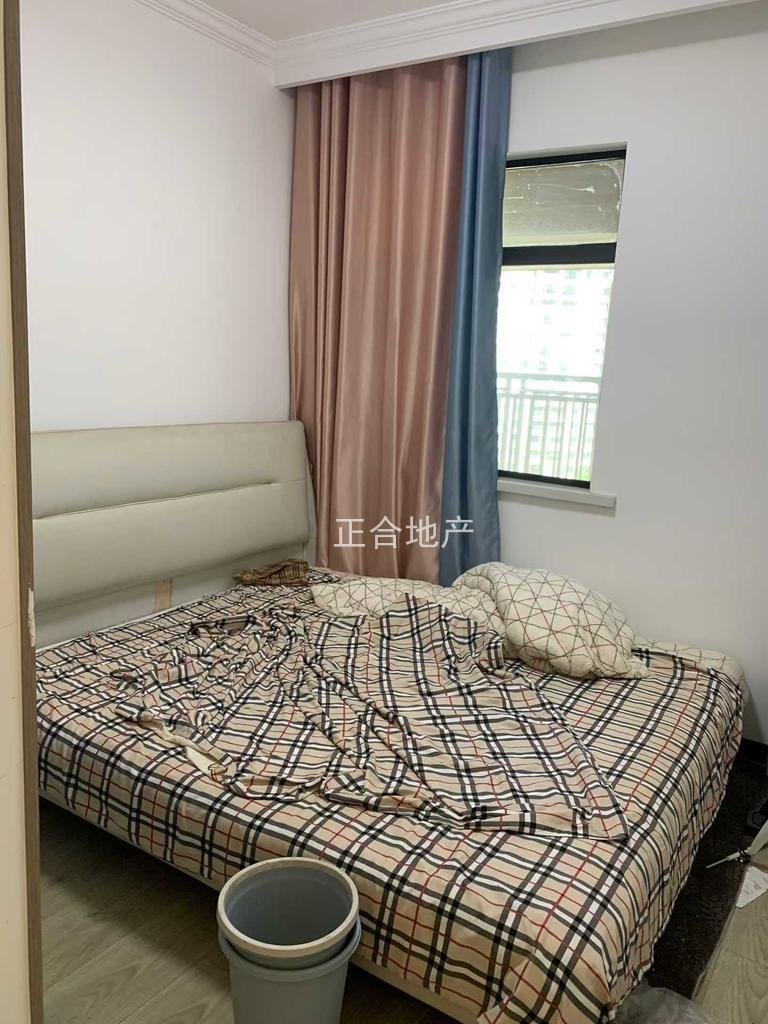 房东亏本急卖，沔街边上，御湖世家，精装三房，​电梯10楼，精装5400，9成新