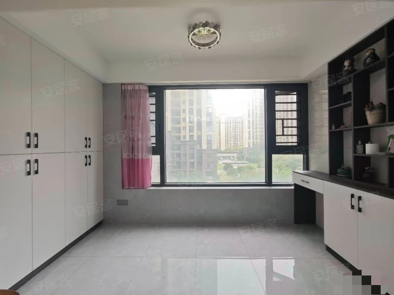 城南，蓝天新城，精装三房，边户，装修成色新，诚心出售，