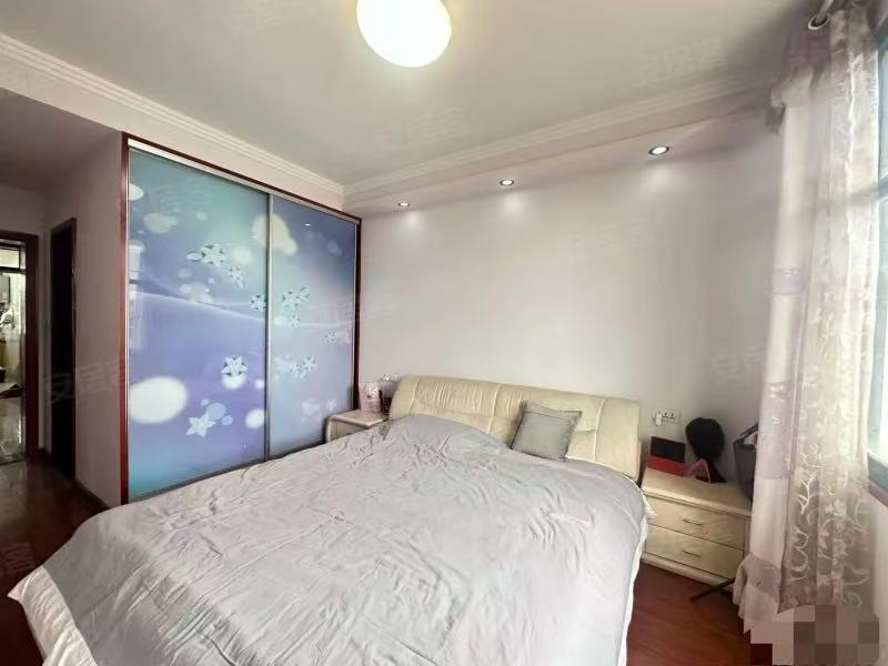 375，商城附近，汽修小区，步梯三楼，房龄新，精装三房，南北通透