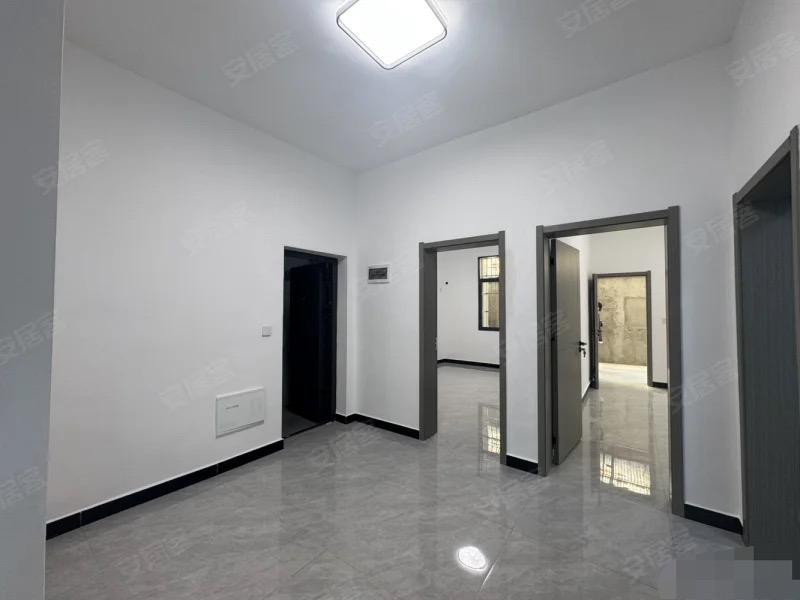 192，商城旁边，队口实验xiao学，一楼带院子的，精装3房， 有证， 有电动车棚子 好充电