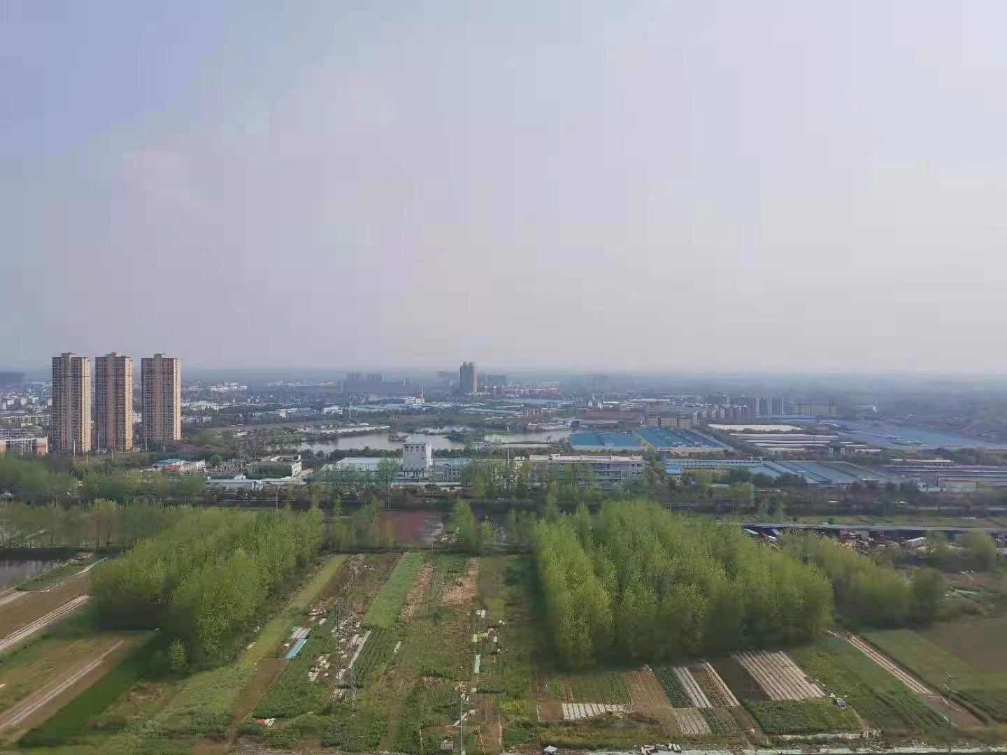 满庭春东边户型毛坯大三房双阳台南北通透采光 视野广阔一览无遗