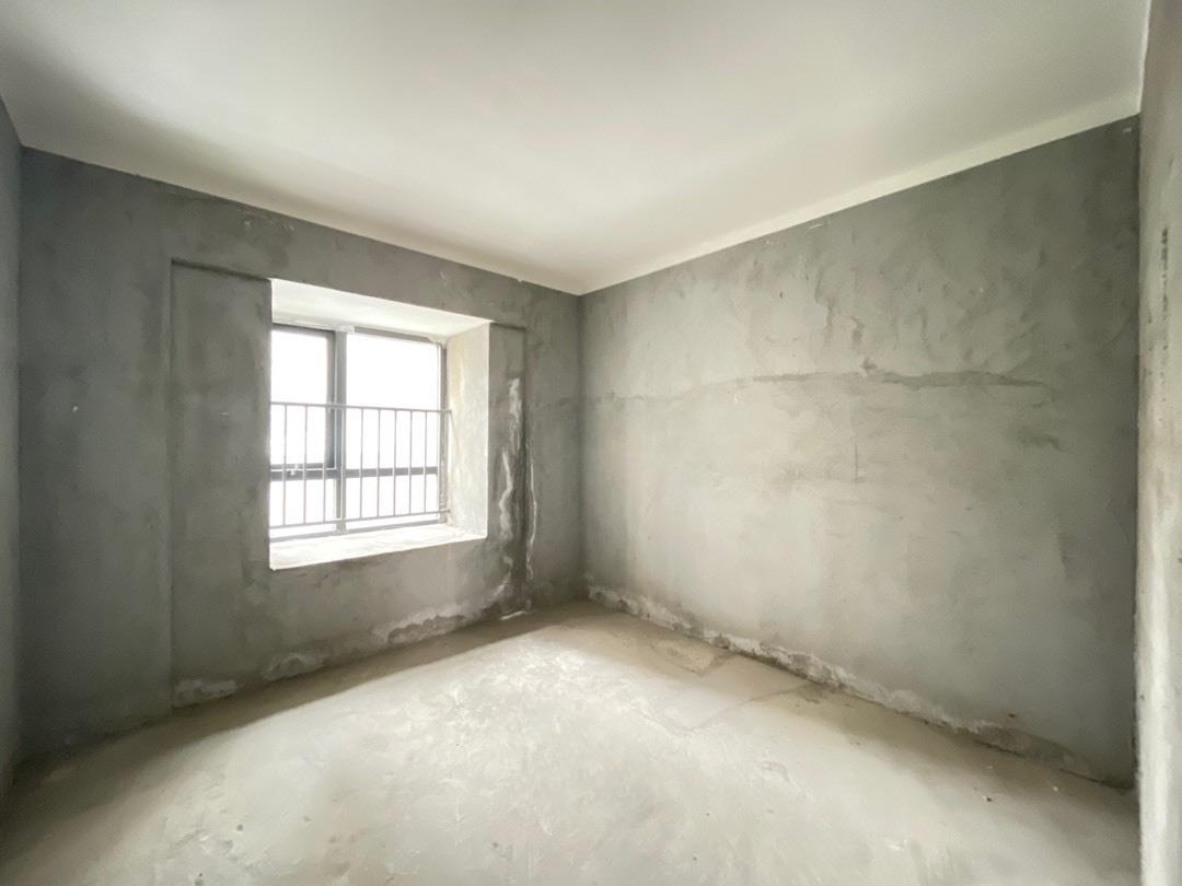 森林国际城带超大露台4房毛坯房！