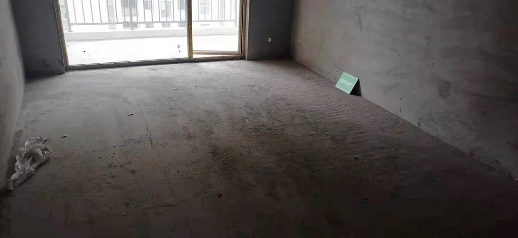 蓝天新城，毛坯，三房两卫，中高楼层，诚心出售，看房方便