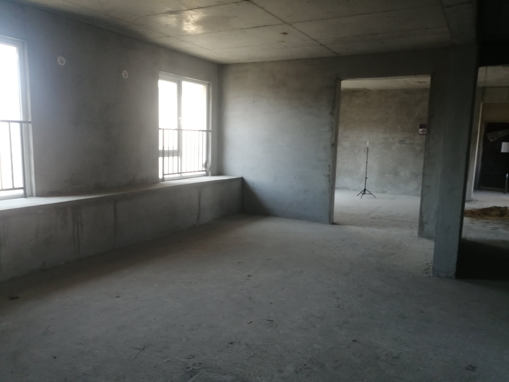 满庭春毛坯大四房三阳台湖景房有钥匙看房方便