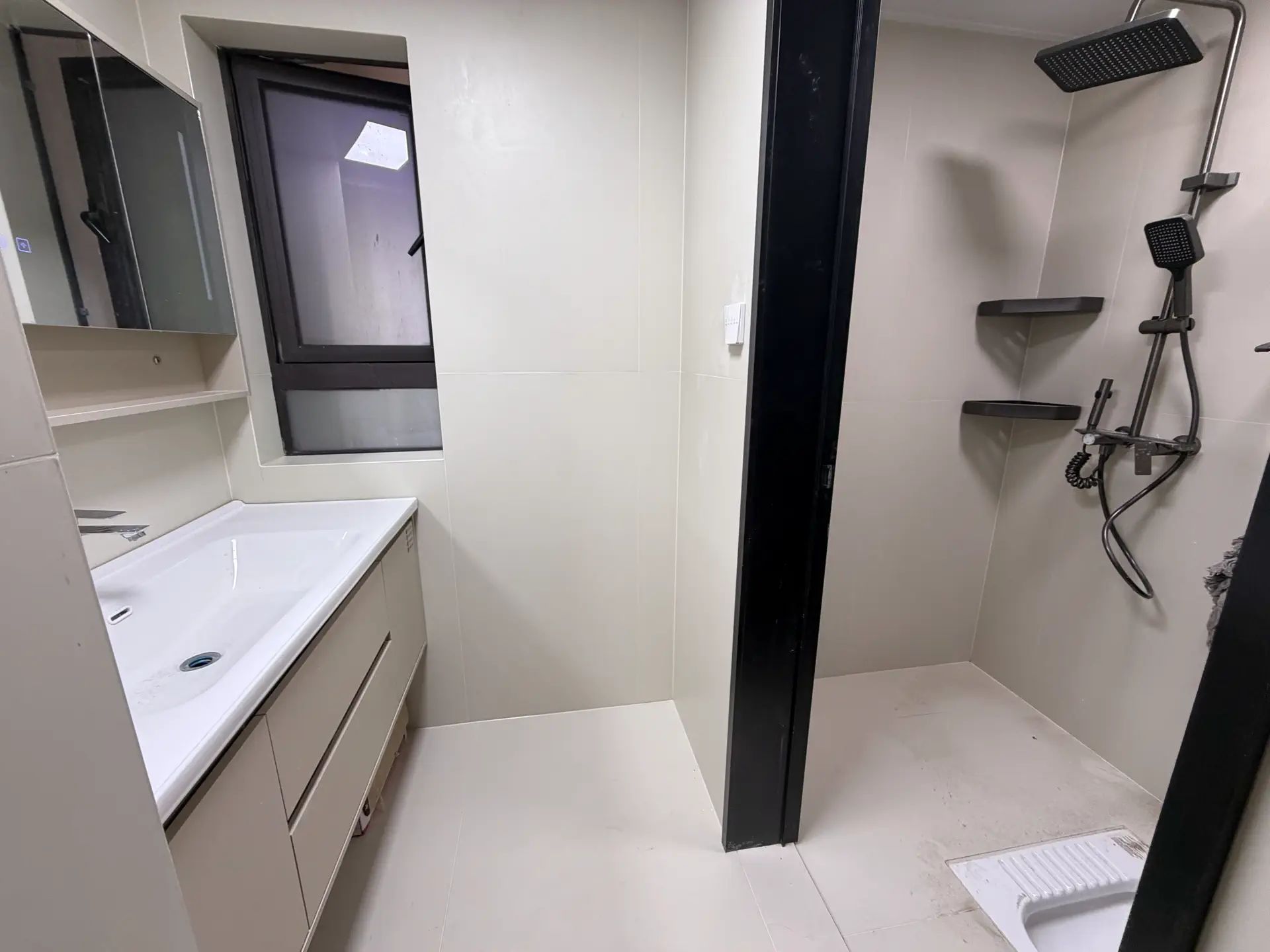 诚心出售，吾悦华府，精装三房，好楼层，一个车位，南北通透