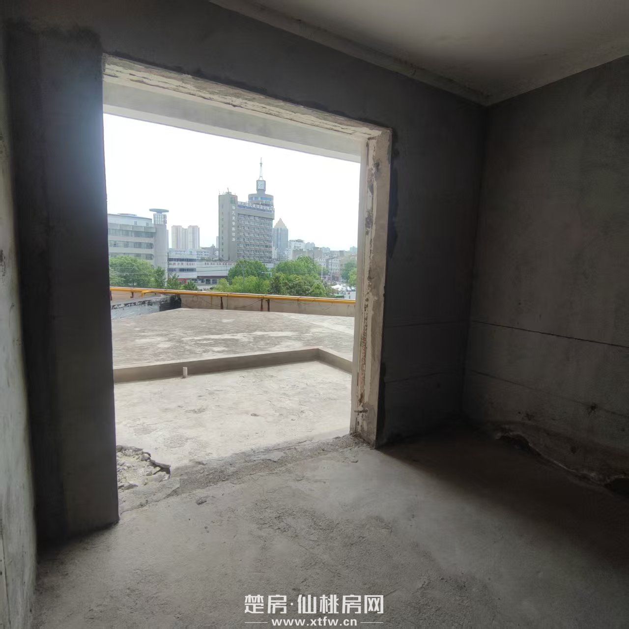 电梯毛坯3仟每平送100平露台