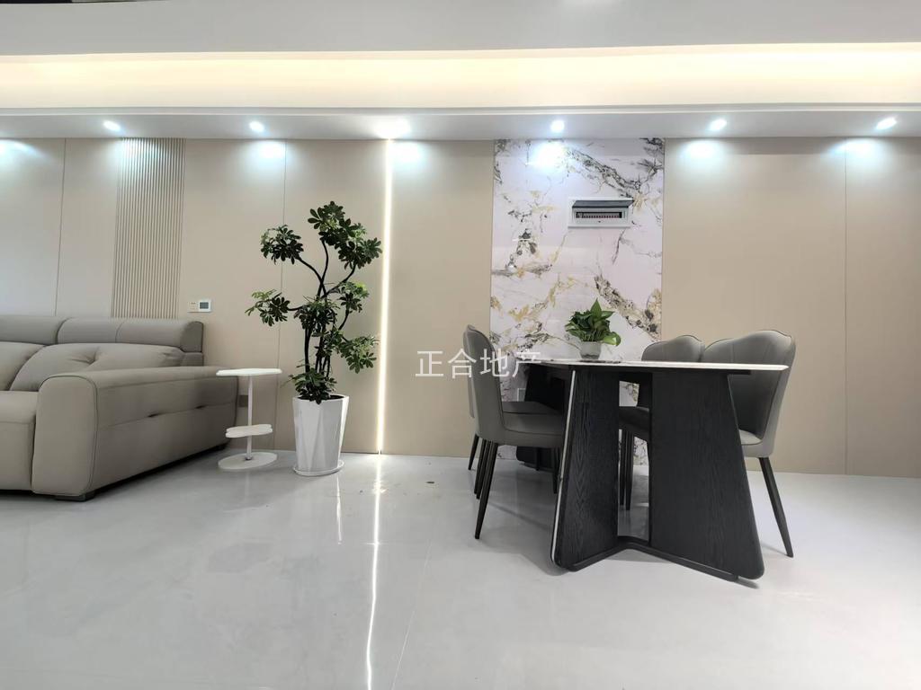 城南，御湖世家，湖景房，精装大三房，满2年，电梯中间楼层8楼，赠送一个地下车位