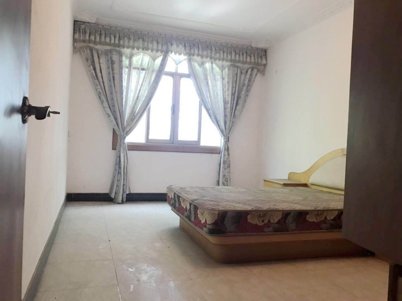 桃园小区三室两厅两位，步梯好楼层，