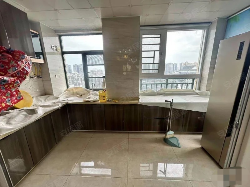 诚心出售，新城壹号四期，保养好，9成新，中间好楼层，精装三房