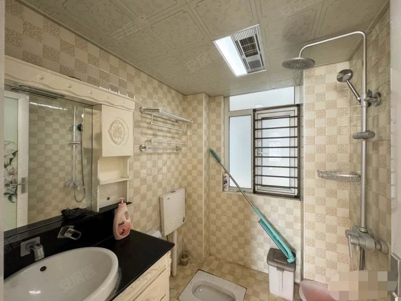 124，捡漏，一中对面，房东诚心出售，精装三房，单价4800，老证过户，满五