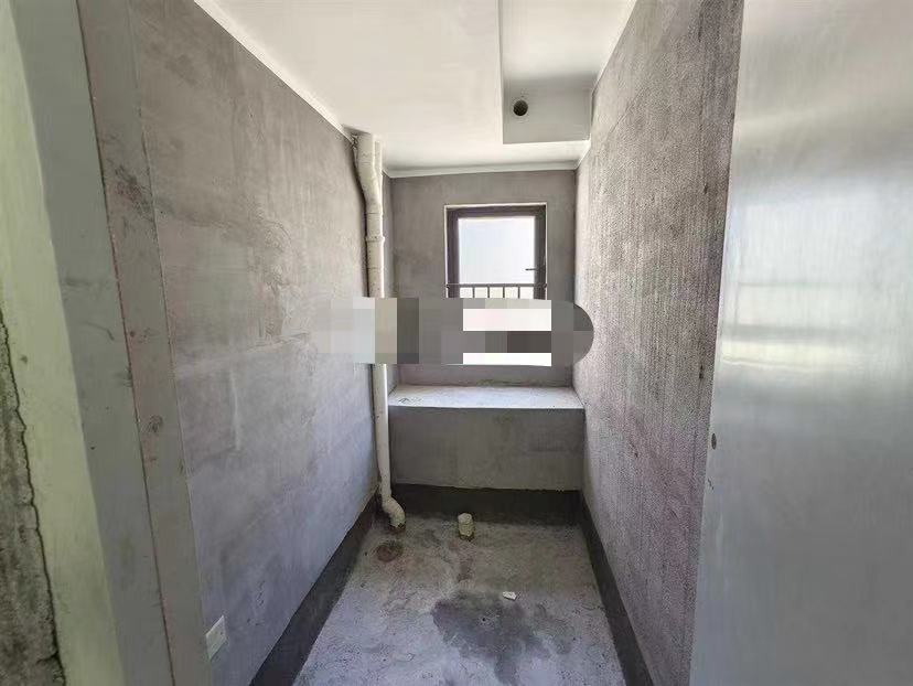 118，房东亏本出，吾悦捡‬漏房，单价4700+，​边户大三房，