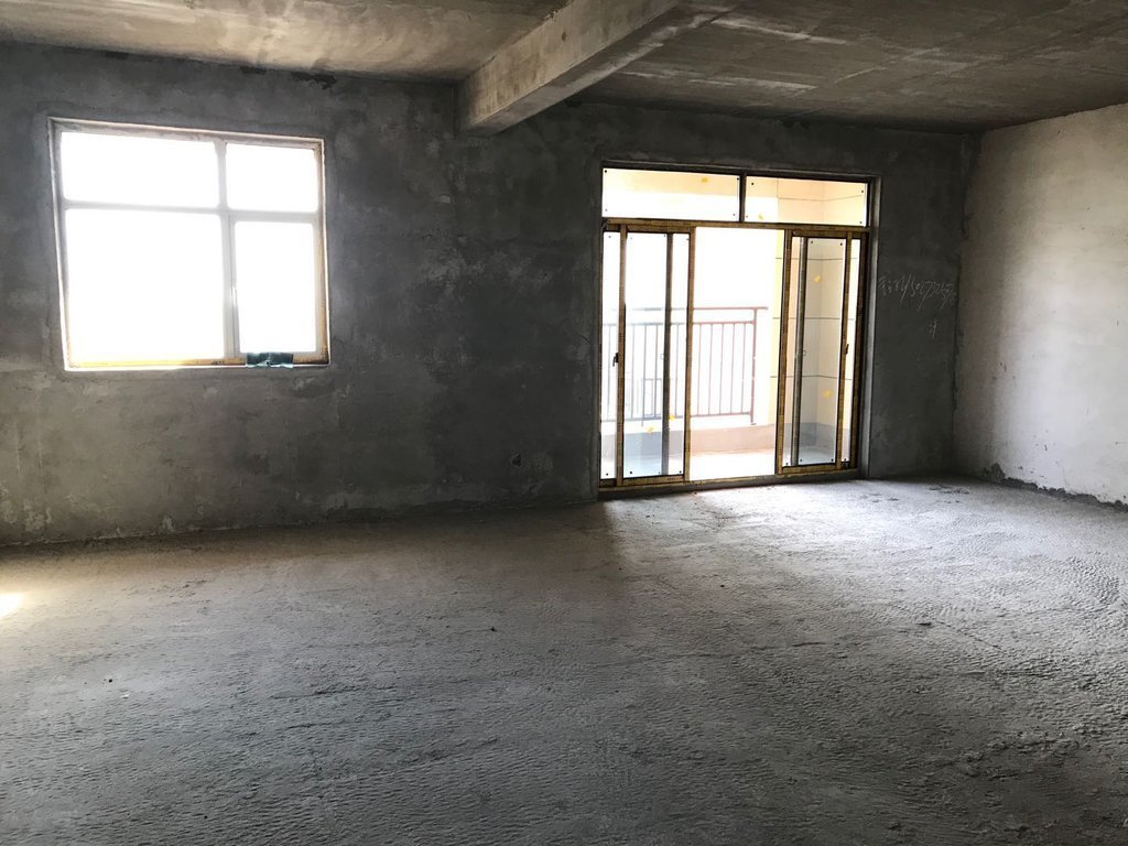 清华园 毛坯四房.中间楼层.看房方便