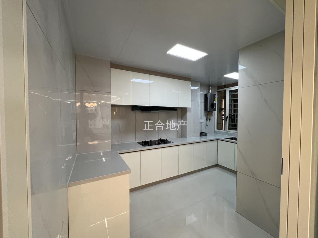 城南。御湖世家。好楼层电梯12楼。全新精装三房二卫，证满二，送车位