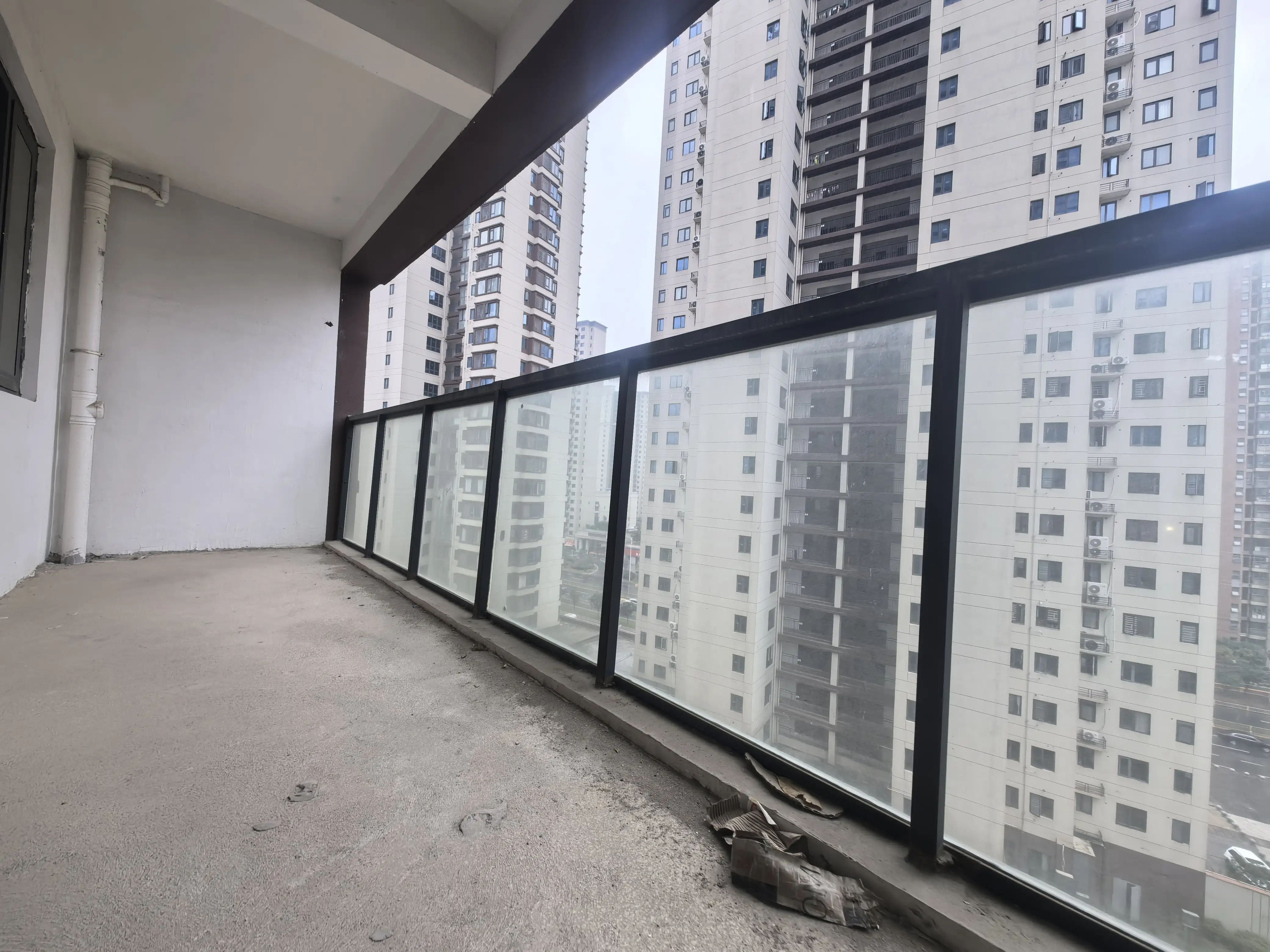 南城新区，沔阳公园旁，蓝天白云毛坯三房，超大阳台，看中价格可谈