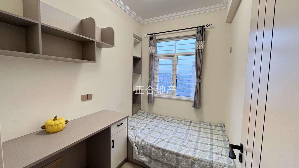 急售，森林国际，湖景房，精装三房两厅，9.9成新，基本未住，证满二，视野好