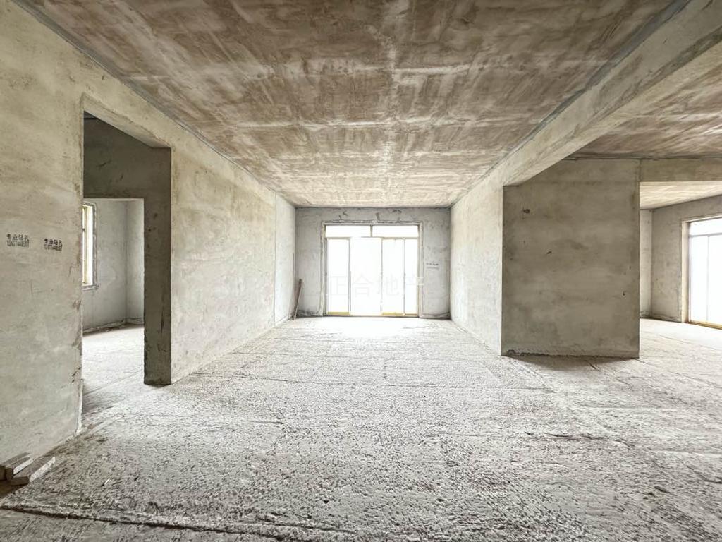 降价了，城南，元泰B1大平层1梯1户，湖景房，单价4400，10米长阳台看仙女湖，电梯好楼层，捡漏，亏本出售