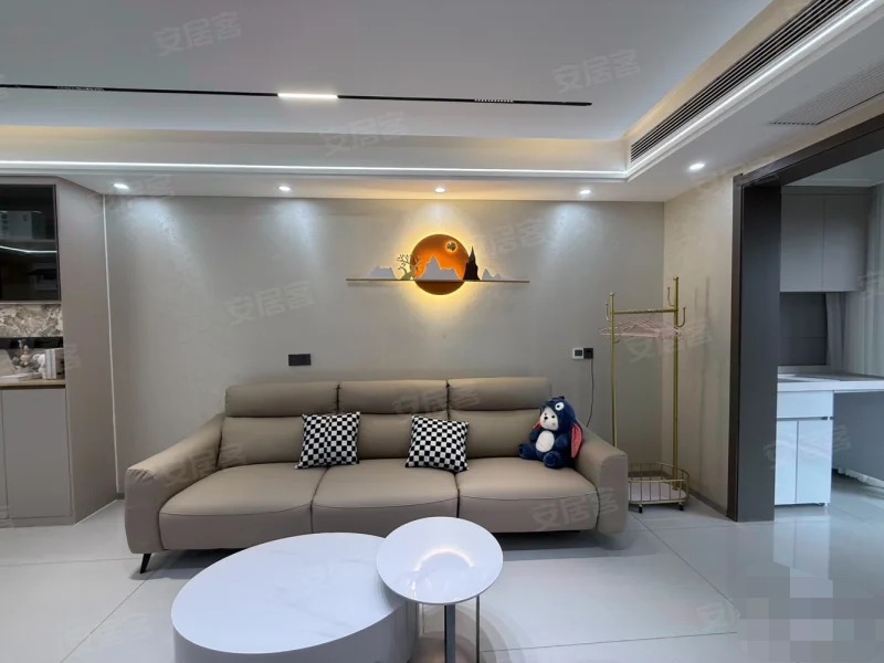 城南，御湖世家，全新装修，精装三房，一天未住，电梯中间好楼层，证满二