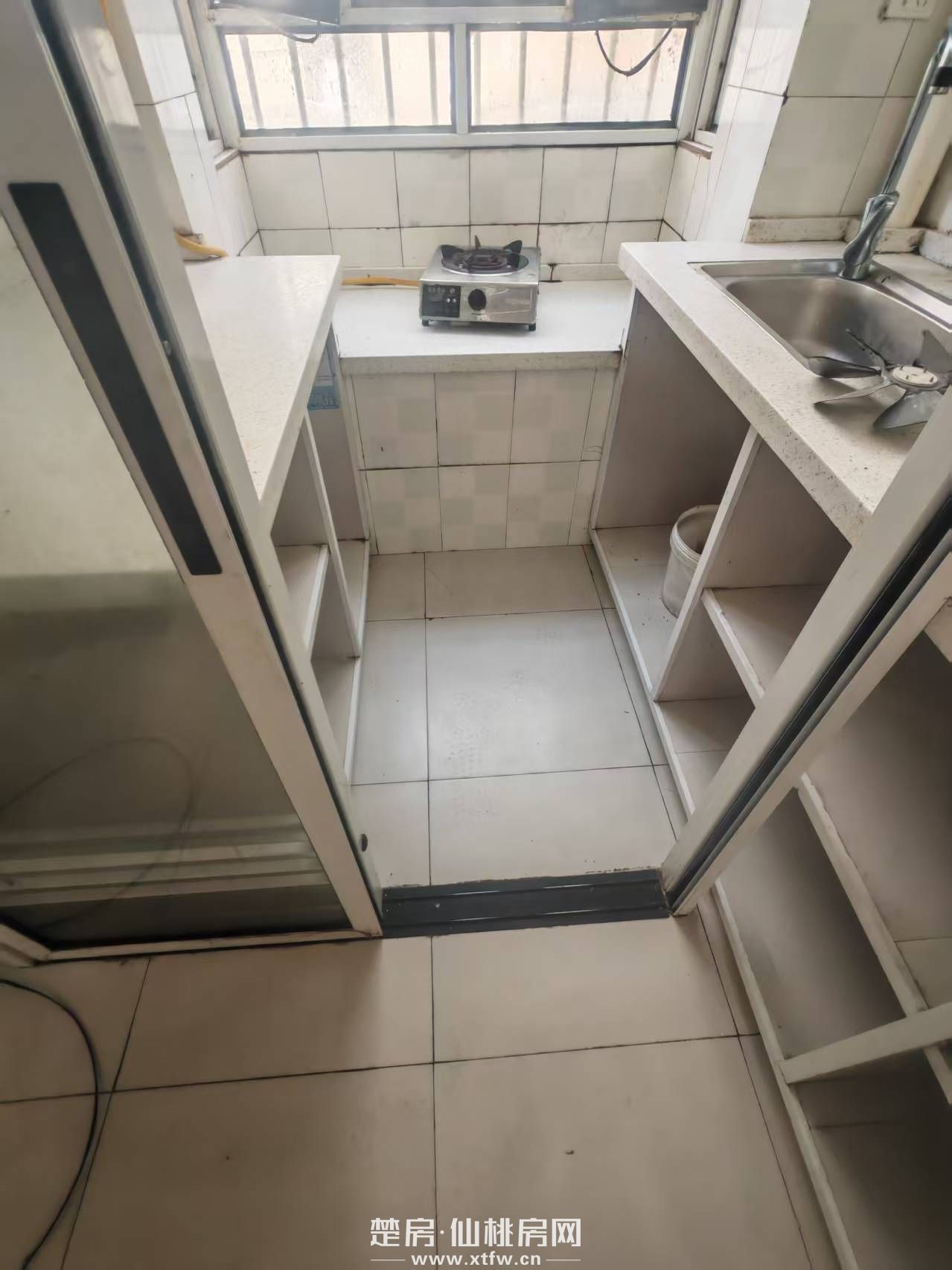 离仙桃中学和富迪三友生活广场50米，汉江学生公寓