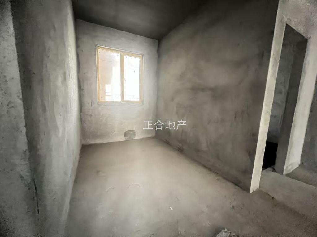 急售，城南朝阳丽景，毛坯大三房，中间楼层，采光视野好户型方正南北通透