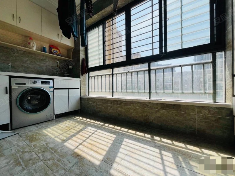 房东急卖，城南，元泰未来城A区，精装三房两卫，中间楼层，南北通透，边户证满二，