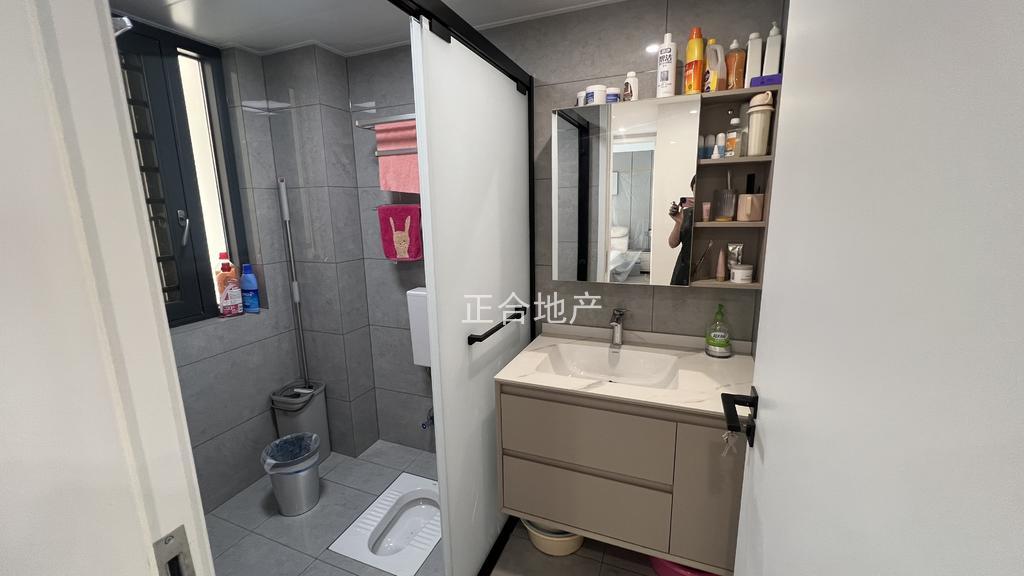 森林国际180平，精装大平层，双湖景，​电梯16楼，全新装修​坐在阳‮可台‬以海钓​