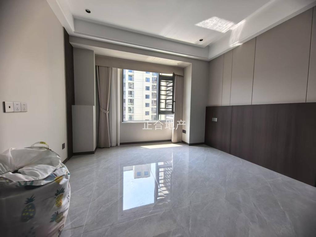 蓝‮花天‬园一‮一梯‬户，精装三房，地暖+中央空调，一‮未天‬住，小高层电梯12楼，双阳台